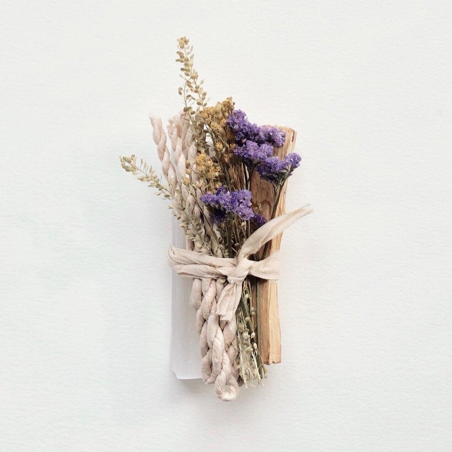 Palo Santo, Selenite, Incenses and Dried Flowers - THE SUS&TAIN STORE